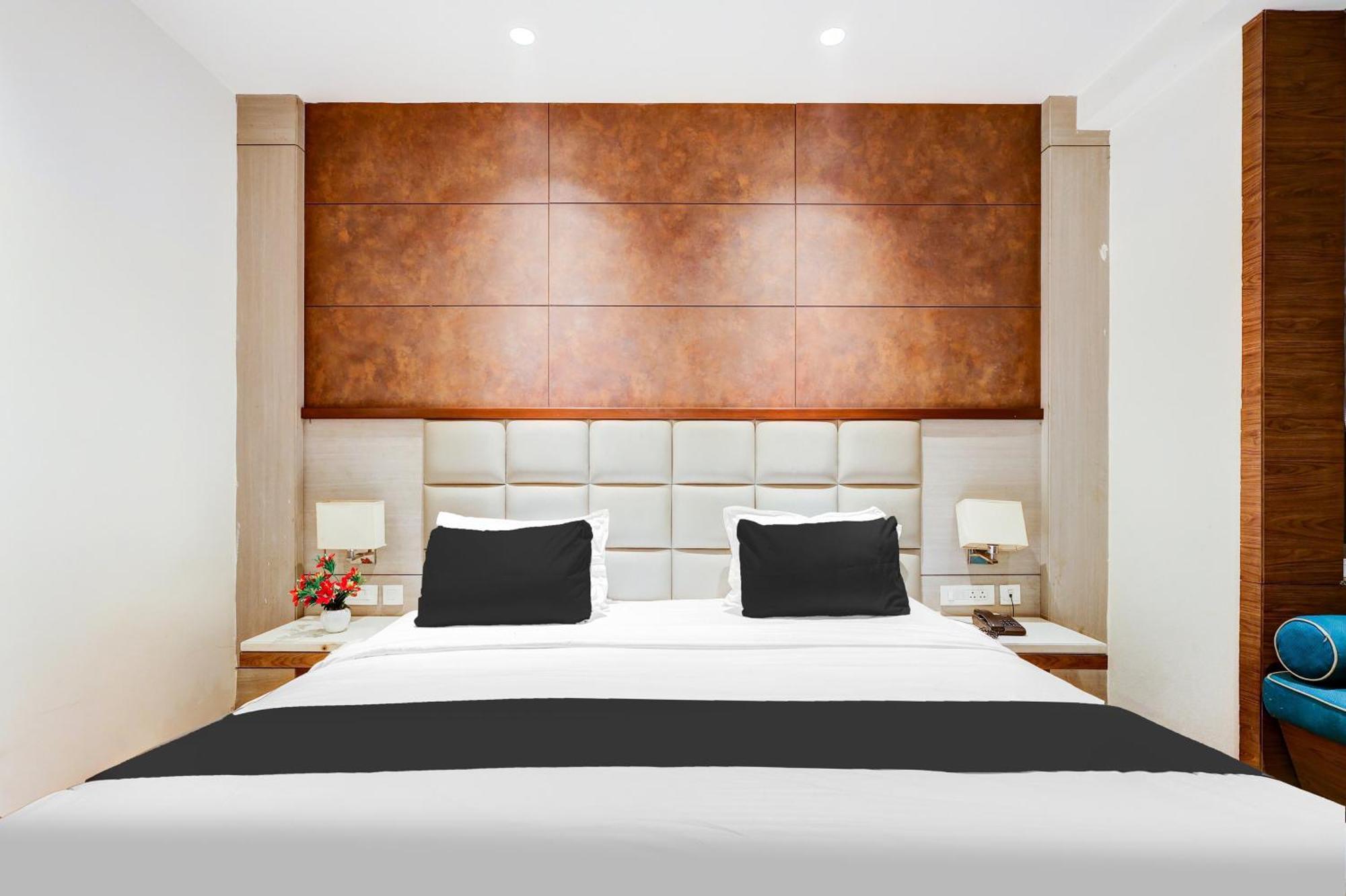 Super Townhouse Chhatarpur Near Metro Park New Delhi Exterior photo